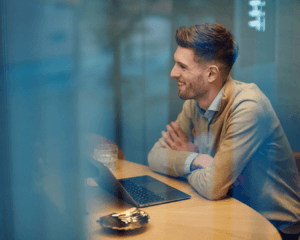 Een consultant van T-Level informeert je over de Pescheck.