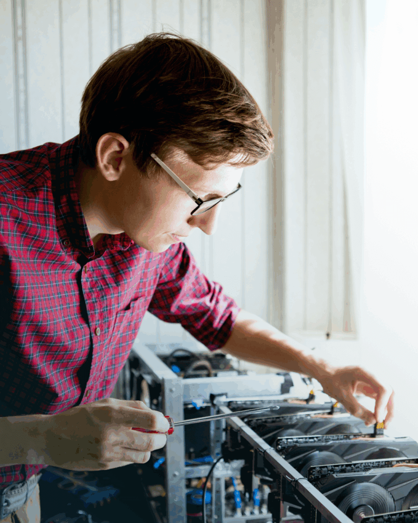 Ontwikkelaar monteert elektronica met schroevendraaier.