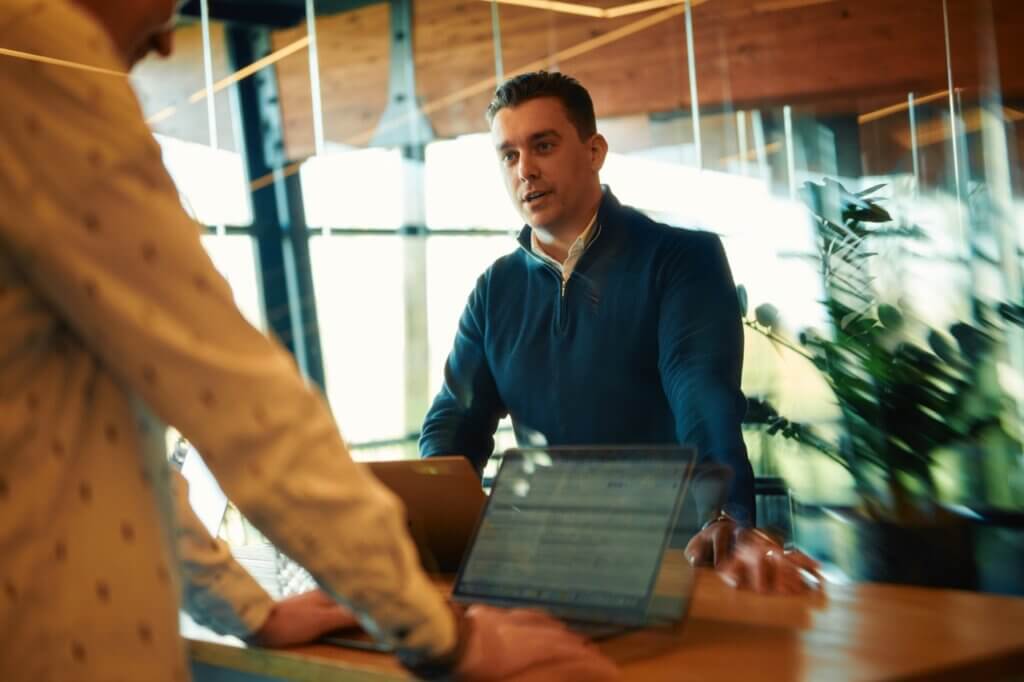 Consultant in een meeting op kantoor