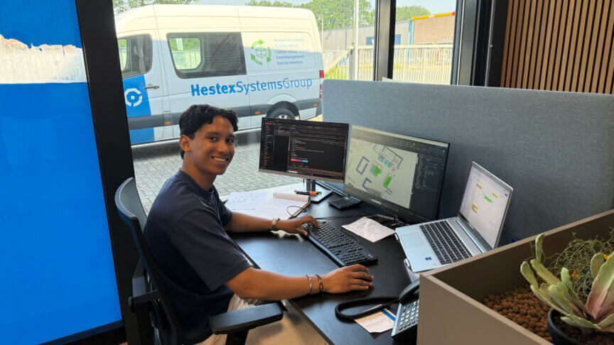 Junior Projectleider Omar aan het werk bij Hestex